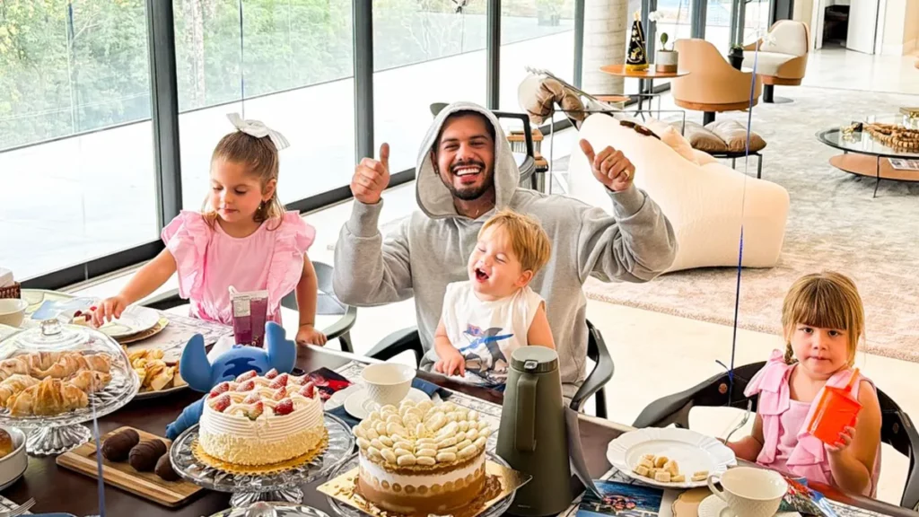 Zé Felipe avalia personalidade dos filhos com Virginia: ‘Todos têm um pouquinho’ Zé Felipe com Maria Alice, Maria Flor e José Leonardo