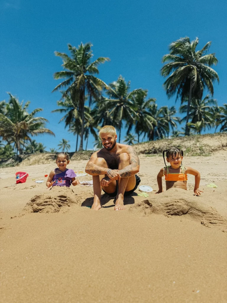 Zé Felipe avalia personalidade dos filhos com Virginia: 'Todos têm um pouquinho' 2 Zé Felipe, Maria Flor e Maria Alice em dia de praia.