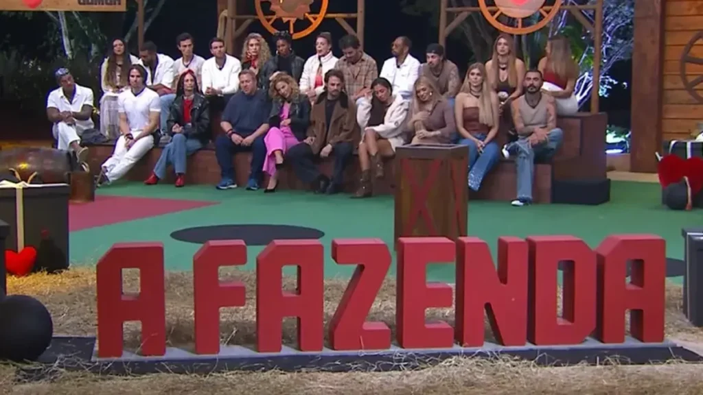 A Fazenda 18: peões disputam envelopes e levam até R$ 10 mil em dinâmica Elenco de A Fazenda 18 em dinâmica ao vivo do programa,