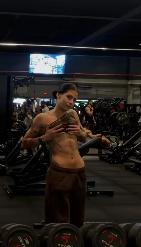 Ana Castela exibe abdômen pós treino.