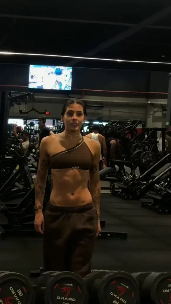 Ana Castela exibe abdômen pós treino.