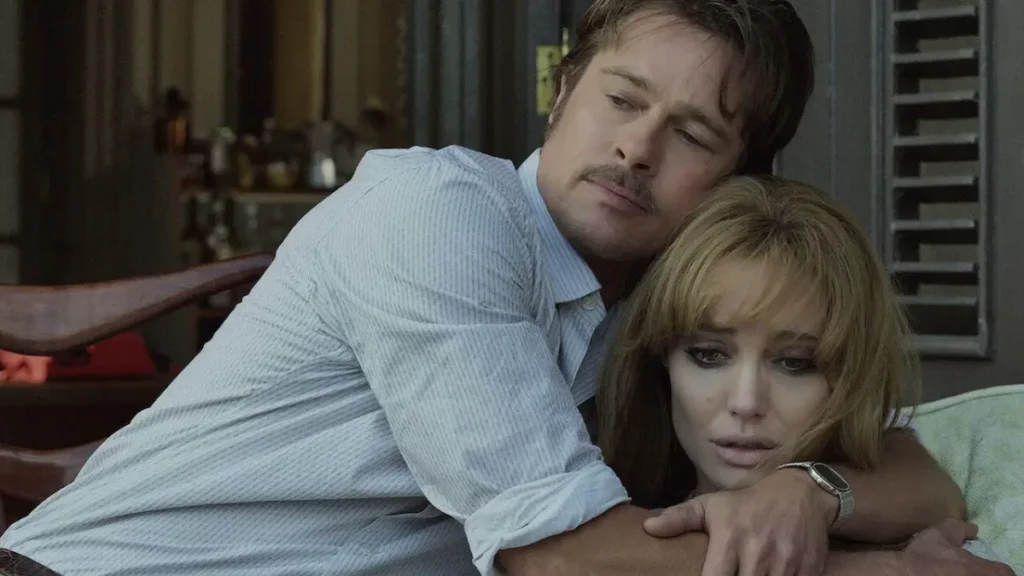 Angelina Jolie e Brad Pitt completam 10 anos de divórcio entre disputas e mágoas; entenda 3 Angelina Jolie e Brad Pitt em Juntos ao Mar.
