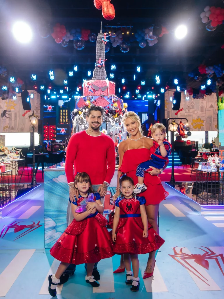 Zé Felipe e Virginia junto dos filhos, Maria Alice, Maria Flor e José Leonardo.