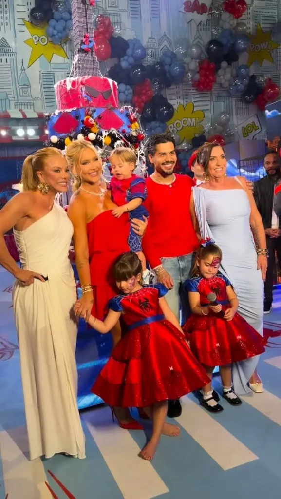 Zé Felipe e Virginia junto de suas mães, Poliana Rocha e Margareth Serrão, respectivamente e com os filhos Maria Alice, Maria Flor e José Leonardo.