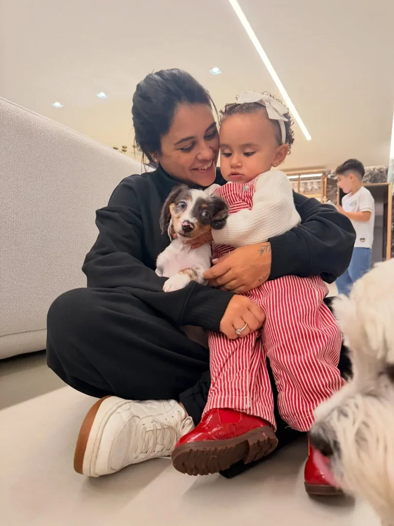 Bruna Biancardi surpreende com novo integrante da família: 'Não definimos o nome' 3 Mulher com Mel e filhote de Dachshund no colo.