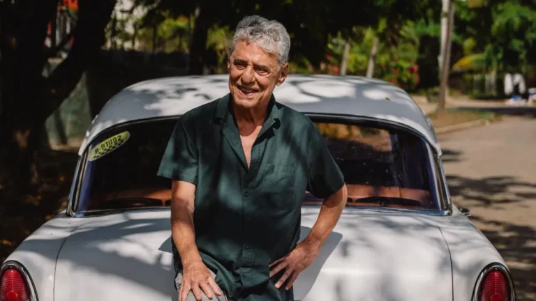CRM-MG se pronuncia após Chico Buarque receber ameaça de morte; entenda Uma foto de Chico Buarque em Cuba.