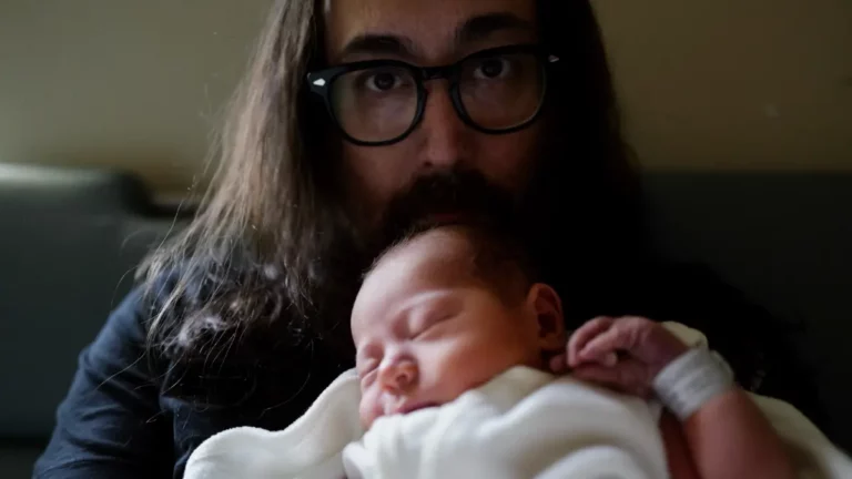 Sean Lennon segura o filho recém-nascido, Aurelius, no colo