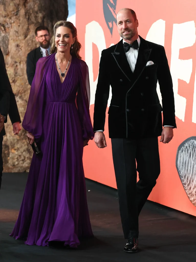 Tom Cruise surpreende e quebra protocolo real em encontro com Kate Middleton; entenda 1 Kate Middleton e Príncipe William na pré-estreia de Digger, filme estrelado por Tom Cruise.