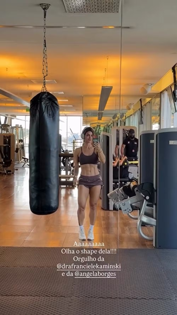 Kelly Key mostrando a barriga definida na academia
