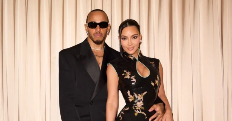 Kim Kardashian e Lewis Hamilton posam juntos diante de uma cortina clara