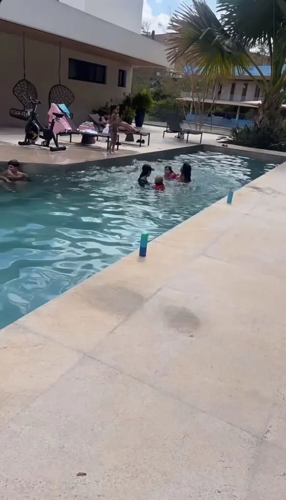Margareth Serrão chegando em churrasco na casa de Zé Felipe
