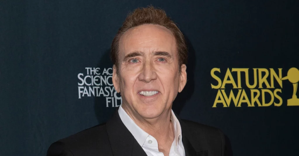 Nicolas Cage posa diante de painel do Saturn Awards durante evento nos Estados Unidos
