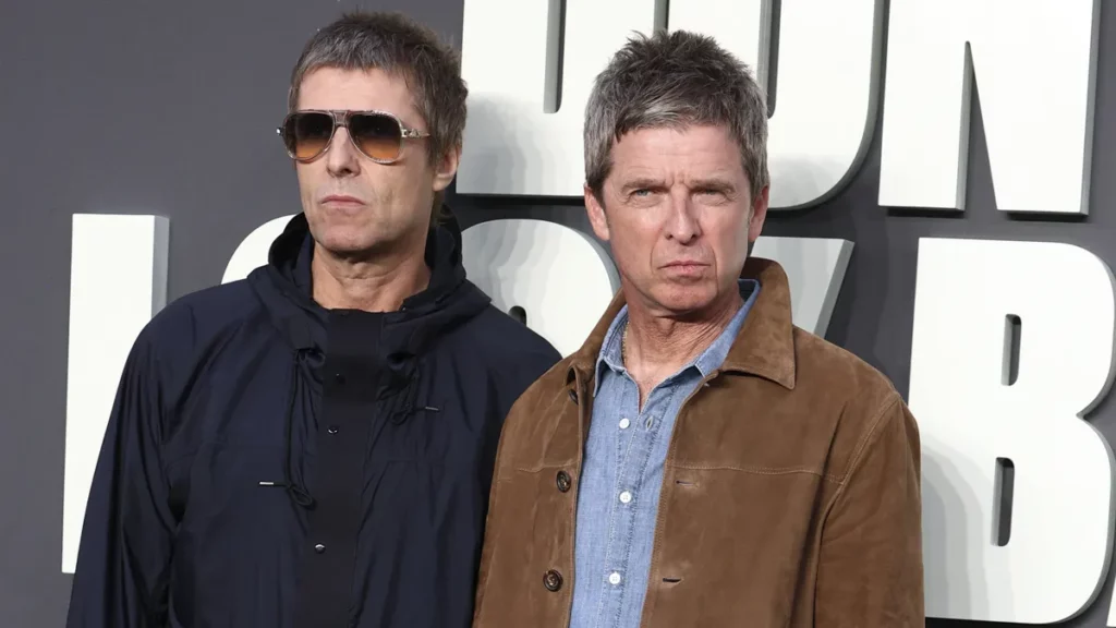 Noel e Liam Gallagher em premiere do documentário do Oasis