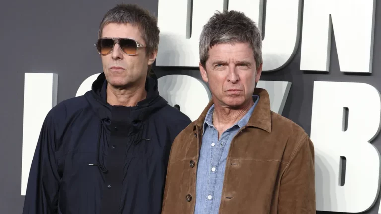 Oasis anuncia retorno aos palcos em 2027 com nova turnê; confira Noel e Liam Gallagher em premiere do documentário do Oasis