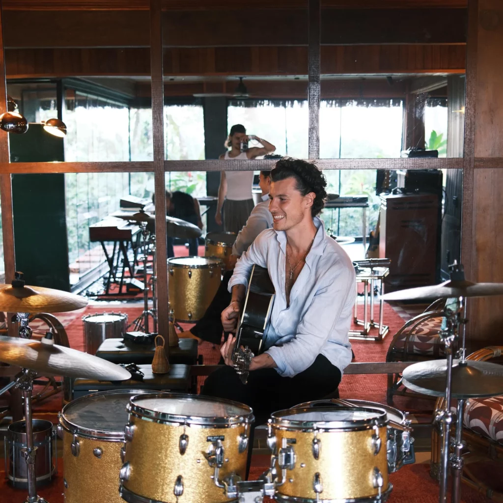 Shawn Mendes compondo em seu novo estúdio no Rio de Janeiro