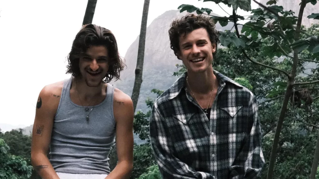 Mike Sabath e Shawn Mendes em registro no Rio de Janeiro