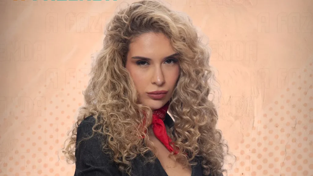 Stephanie Gomes, participante de A Fazenda 18 em arte promocional do reality