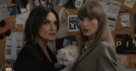 Taylor Swift e Mariska Hargitay aparecem diante de painel com fotos, documentos e pistas em esquete exibido no Emmy 2026