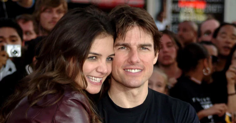 Katie Holmes abraça Tom Cruise enquanto os dois posam sorridentes durante aparição pública