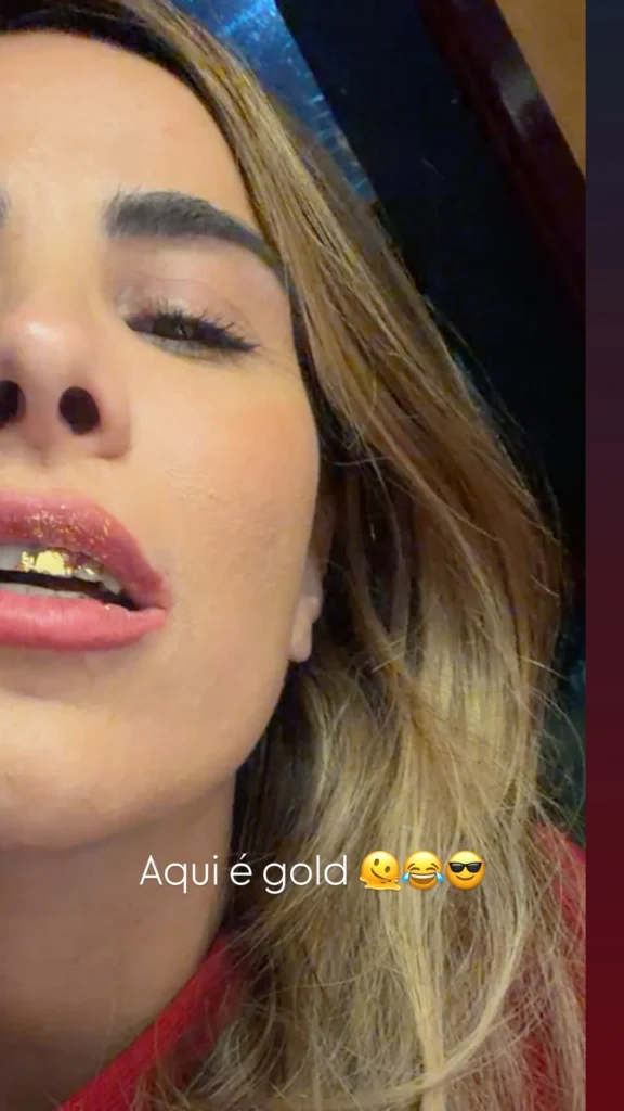 Wanessa Camargo ostenta ouro até na sobremesa durante date; veja 1 Wanessa Camargo aparece de perto com pedaços de folha de ouro comestível nos dentes e a frase ‘Aqui é gold’ na tela