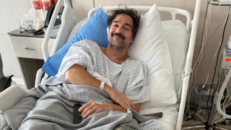 Alfonso Herrera aparece em cama de hospital