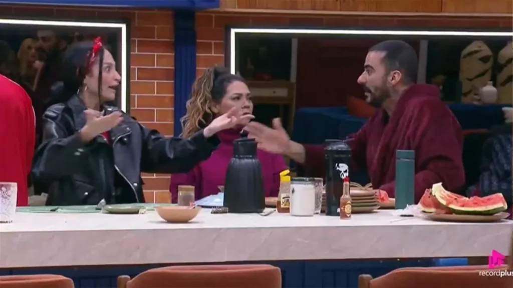 A Fazenda 18 tem briga por esbarrão, gritaria e suspeita de romance falso; assista Fran, Ariela e Mayk durante bate-boca em A Fazenda 18