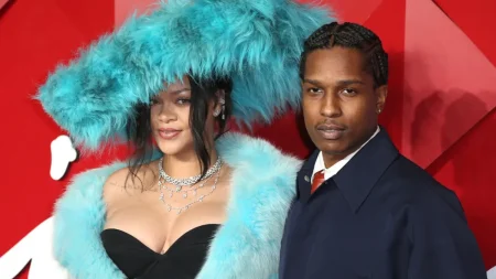 A$AP Rocky e Rihanna posam juntos em evento.
