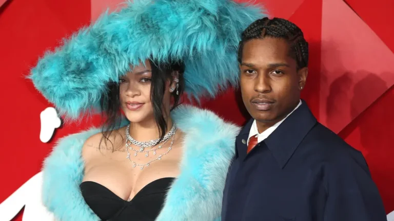 A$AP Rocky e Rihanna posam juntos em evento.