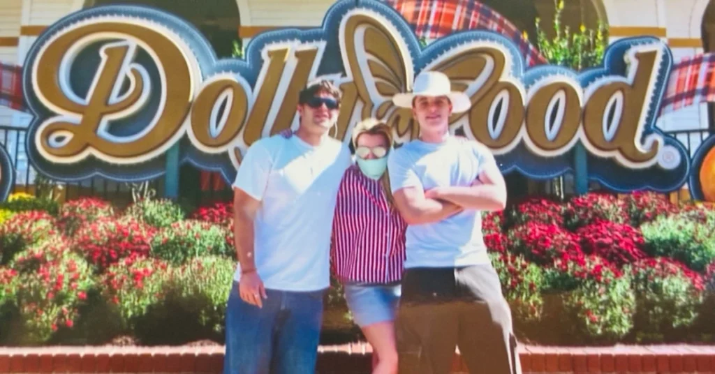 Britney Spears posa de máscara entre os filhos Sean Preston e Jayden James diante do letreiro do parque Dollywood, no Tennessee