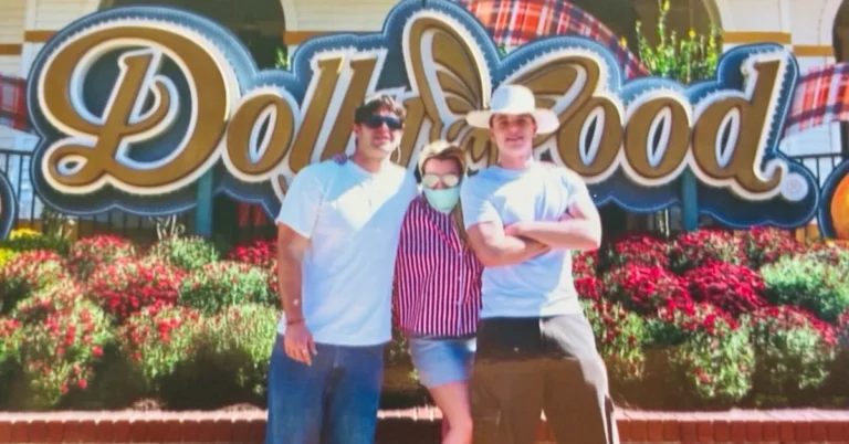 Britney Spears surpreende ao surgir com os filhos em passeio raro; confira Britney Spears posa de máscara entre os filhos Sean Preston e Jayden James diante do letreiro do parque Dollywood, no Tennessee