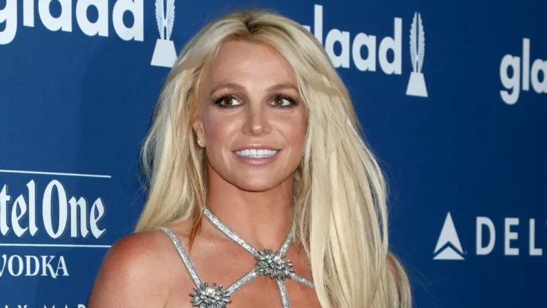 Britney Spears expõe restrições durante tutela do pai: ‘Trabalhava 7 dias por semana’ Britney Spears posa em evento com vestido prateado.