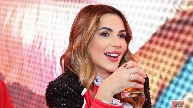 Deolane Bezerra durante sua festa de aniversário