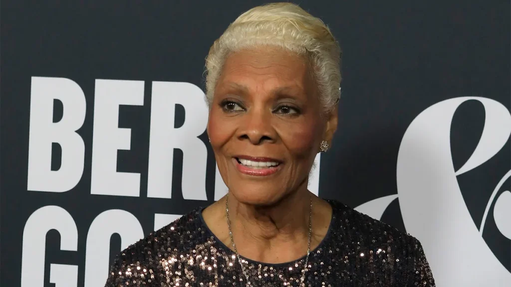 Dionne Warwick cancela show após relatar dificuldade para ficar em pé antes de turnê no Brasil Dionne Warwick em evento nos EUA.