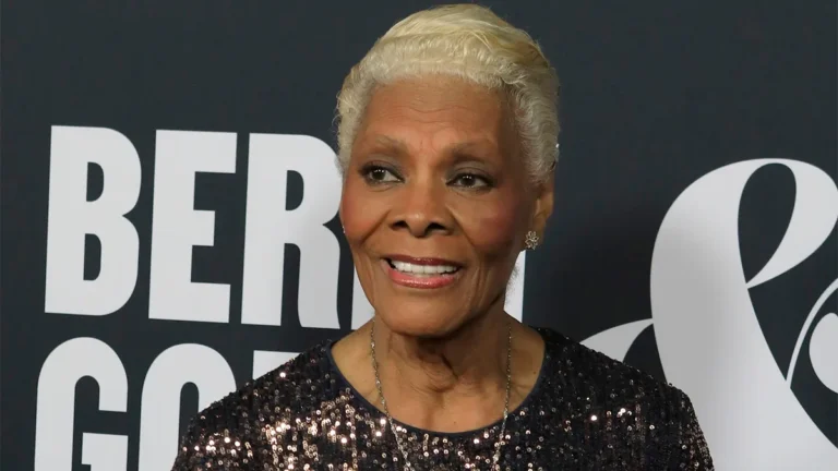 Dionne Warwick cancela show após relatar dificuldade para ficar em pé antes de turnê no Brasil Dionne Warwick em evento nos EUA.