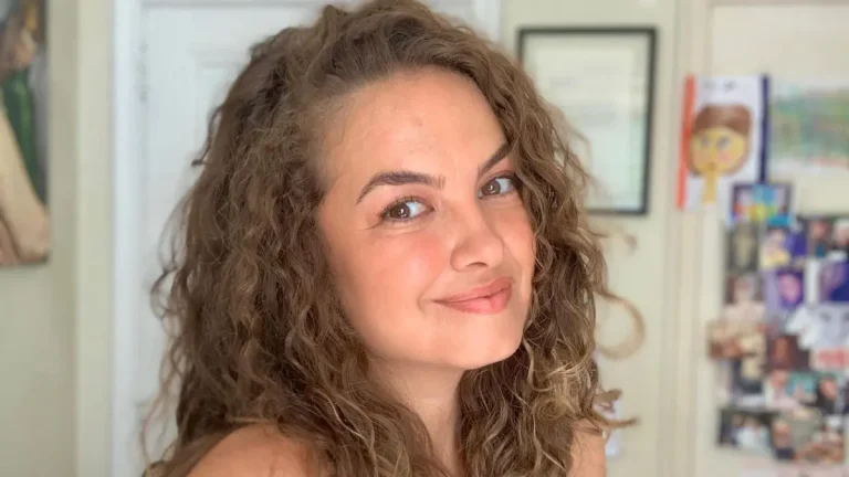 Famosos lamentam morte de Lua Blanco, atriz de Rebelde, aos 39 anos Lua Blanco aparece em retrato com os cabelos castanhos cacheados soltos e um leve sorriso.