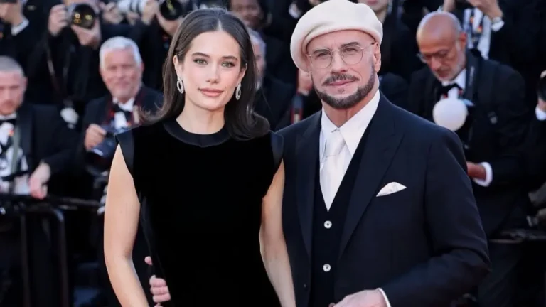 Filha de John Travolta quer sair da sombra do pai para provar talento, revela jornal Ella Bleu Travolta posa ao lado do pai, John Travolta, em evento de gala.