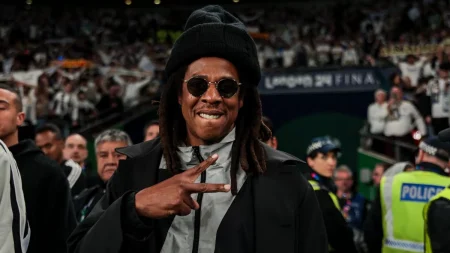 Jay-Z pode ser a atração do Super Bowl 2027, aponta site Jay Z durante um jogo de futebol em Londres.
