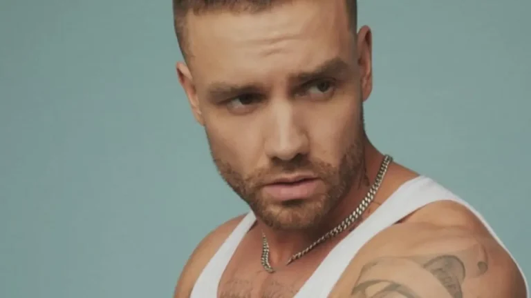 Morte de Liam Payne completa 2 anos; veja o que falta esclarecer Liam Payne aparece em retrato com regata branca, colar prateado e tatuagens no braço, diante de um fundo azul-claro.