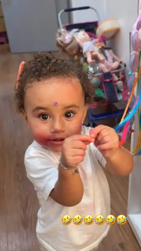 Neymar encanta com flagra de travessuras das filhas: 'Peguei as duas de segredinho' 5 Mel posando em momento de brincadeira com o pai, Neymar.