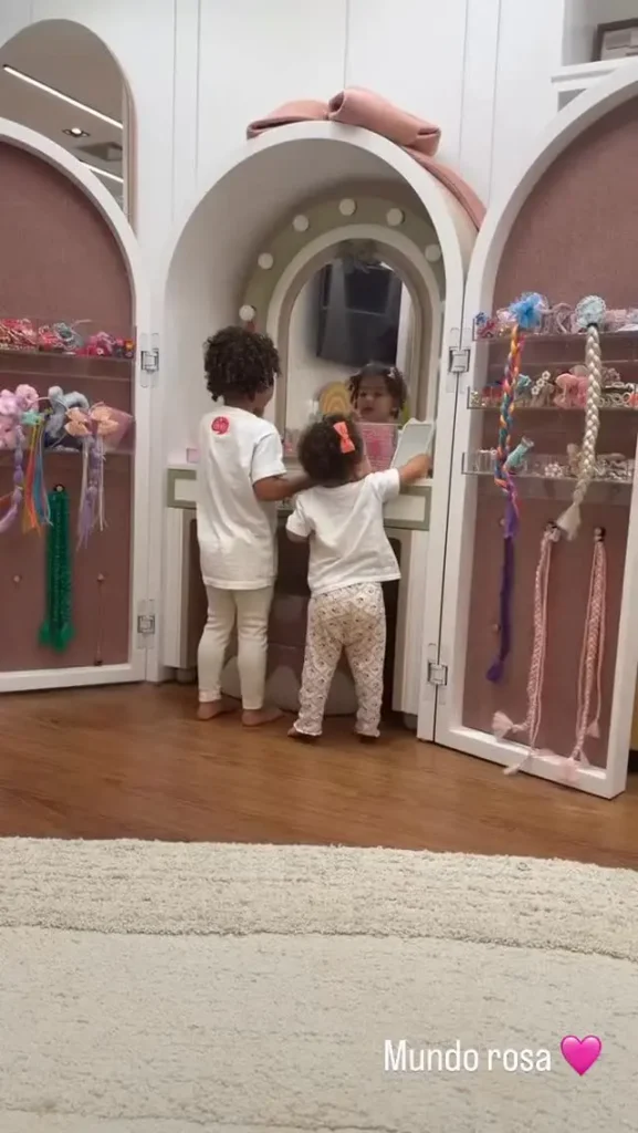 Neymar encanta com flagra de travessuras das filhas: 'Peguei as duas de segredinho' 6 Mavie e Mel brincando enquanto ficam sozinhas com Neymar.