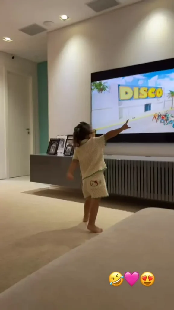 Neymar encanta com flagra de travessuras das filhas: 'Peguei as duas de segredinho' 3 Filha de Neymar dançando,