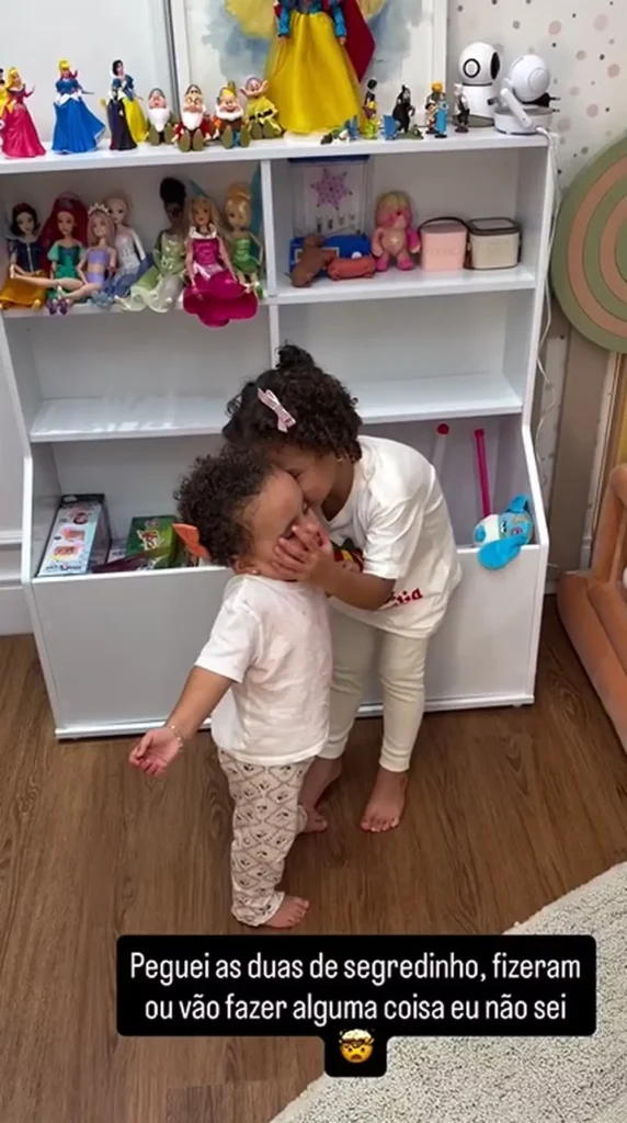 Neymar encanta com flagra de travessuras das filhas: 'Peguei as duas de segredinho' 1 Mavie e Mel aparecendo de segredinho enquanto brincam com Neymar.