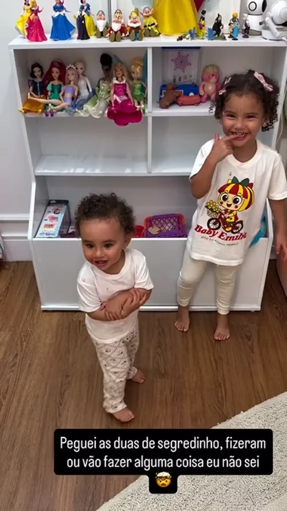 Neymar encanta com flagra de travessuras das filhas: 'Peguei as duas de segredinho' 2 Mavie e Mel aparecendo de segredinho enquanto brincam com Neymar.