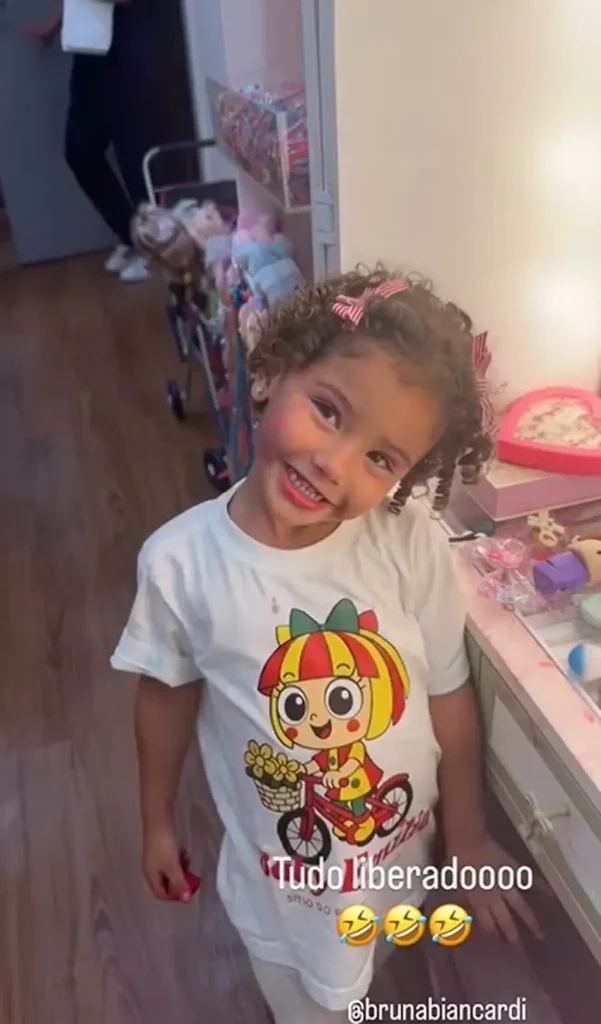 Neymar encanta com flagra de travessuras das filhas: 'Peguei as duas de segredinho' 4 Mavie posando em momento de brincadeira com o pai, Neymar.