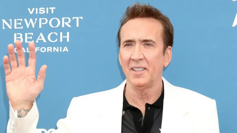 Nicolas Cage corre contra o tempo para salvar mansão de R$ 56 milhões; entenda Nicolas Cage posa com blazer branco e camisa preta durante evento.