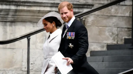 Príncipe Harry e Meghan Markle aparecem juntos durante evento.
