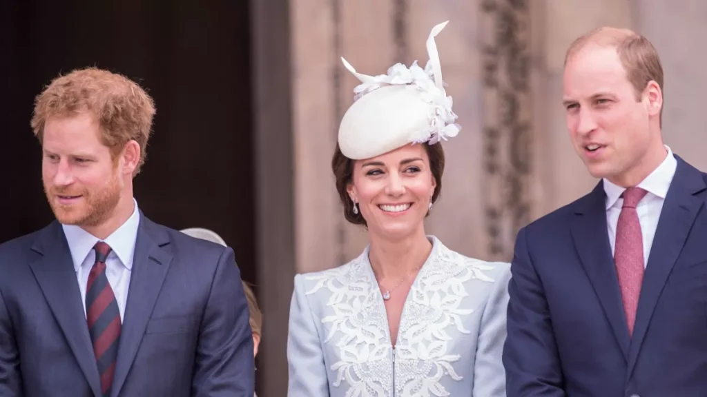Príncipe Harry revela desejo de reconciliação com a família Real: ‘virar essa página’ Príncipe Harry, Kate Middleton e Príncipe William durante evento real britânico