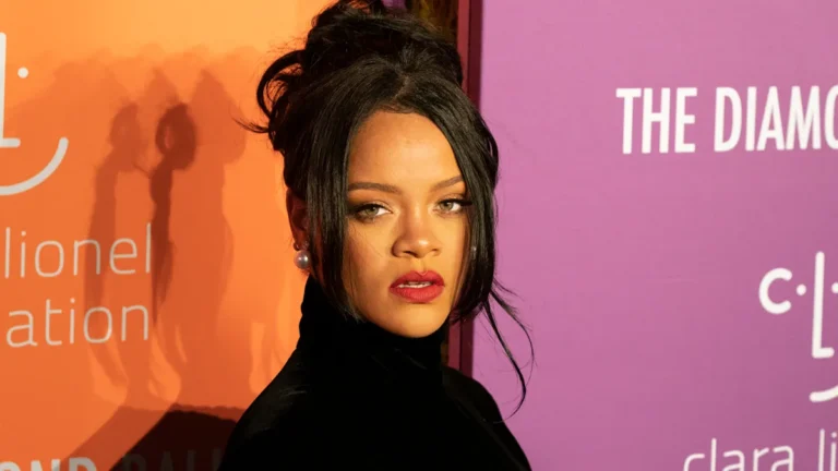 Longe da música há uma década, Rihanna revela ter mais de 170 músicas gravadas Rihanna em um evento da Fenty Beauty.