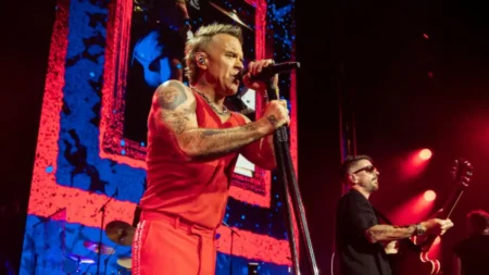 Robbie Williams volta ao Brasil após 20 anos e alfineta Rock in Rio; veja Robbie Williams aparece em dois momentos durante show, com figurino vermelho e performance no palco.