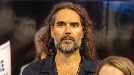 Russel Brand durante evento em Londres.